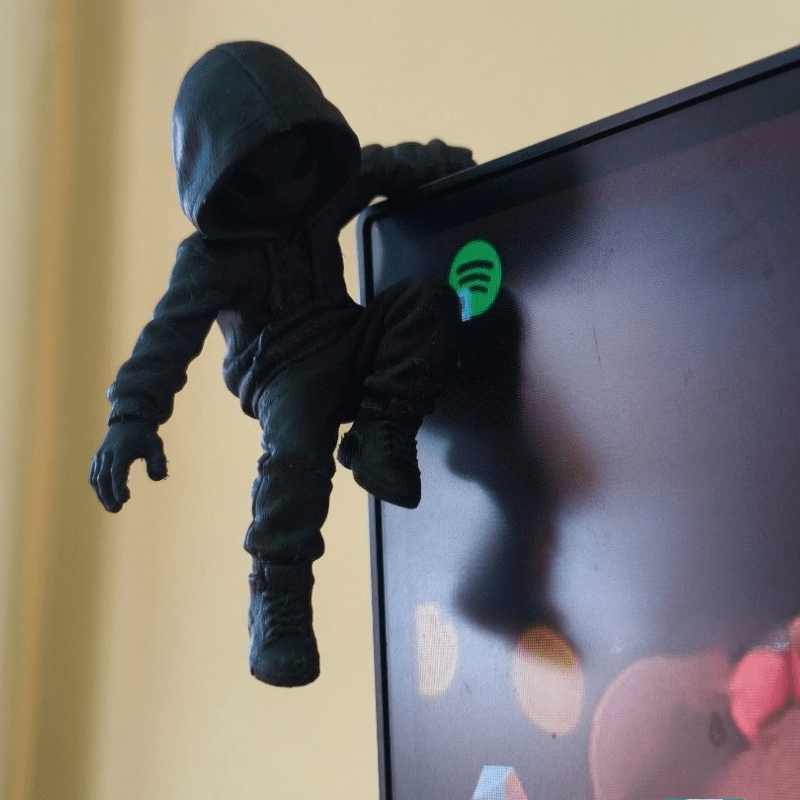 Retro Gaming Room - Figurka wspinającego się kosmity z kapturem,